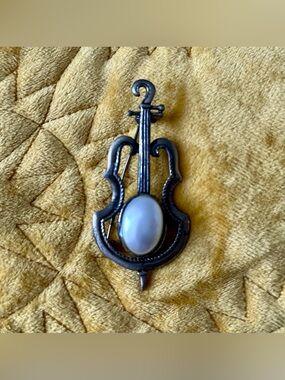 VTG- Inspired Cello Brooch in Silver with Pearl Accent - Unbranded